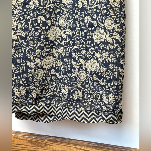 Elegant Black and Gold Women's Dress - Picture 5 of 14